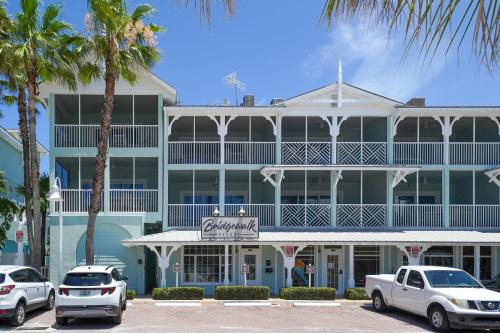 Bradenton Beach Hotel | Tranquil Bridgewalk Resort with Ocean Views & Family Amenities