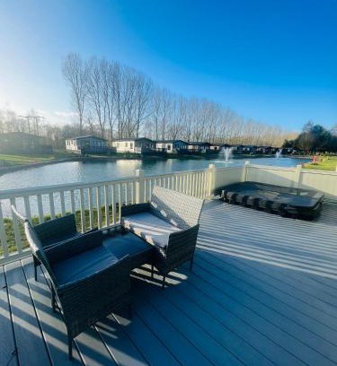 Allerthorpe House | Relaxing Bridgewater Lodge with Inviting Hot Tub