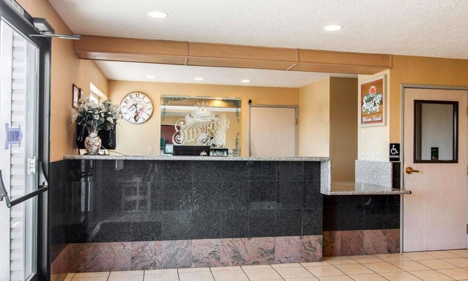 Sublimity Hotel | Bridgeway Inn & Suites: Family-Friendly Stay with Pool