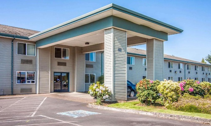 Sublimity Hotel | Bridgeway Inn & Suites: Family-Friendly with Pool Access