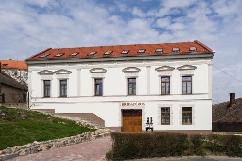 Siklos House | Brigadéros Vendégház: Family-Friendly Retreat with Kitchen