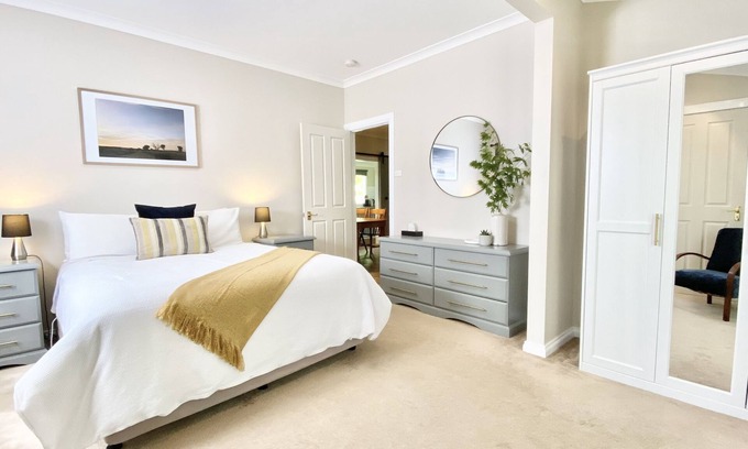 Newborough House | Guest Rated 10/10: Brigadoon Cottages - Tullamore Retreat