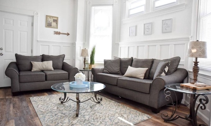 Crafton House | Ideal Pittsburgh Retreat Near City & Airport with Breakfast