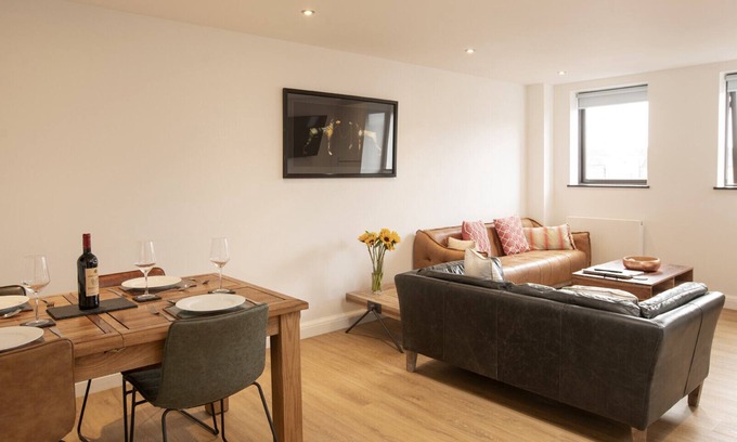 Swindon Apartment | Cozy 2 Bed Flat in Old Town Swindon with Family Amenities
