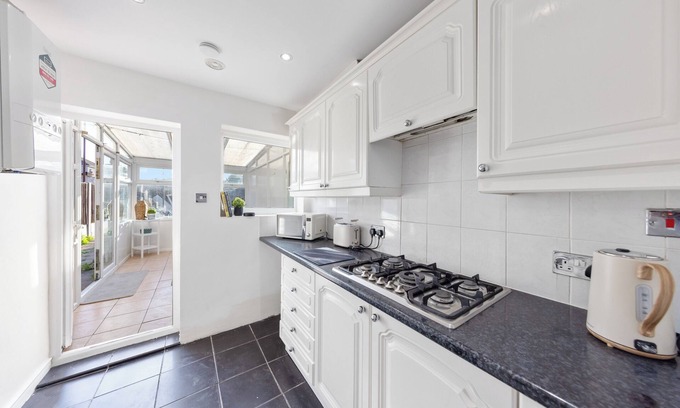 Swanscombe House | Bright 2-Bed House with Dining Room, 2 Lounges & Private Garden