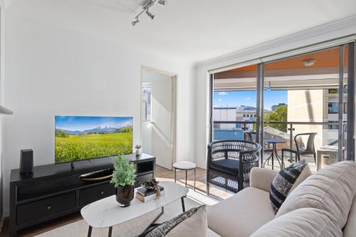 Surry Hills Apartment | Bright 2-Bed Surry Hills Apartment with Balcony