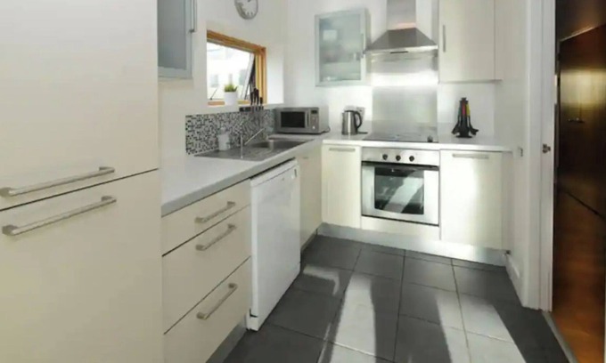 Dublin Apartment | Bright 2BD Flat with Private Balcony - Dublin