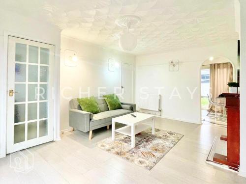Tilbury House | Bright 3-Bedroom House, Driveway and Garden