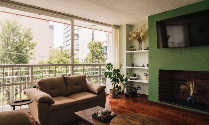 Hipodromo Apartment | Bright 3BR, Balcony & Kings – Casa Avocado