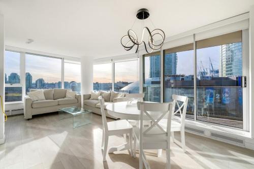 Crosstown Apartment | Bright 3BR Downtown Vancouver Condo w Pool & Gym