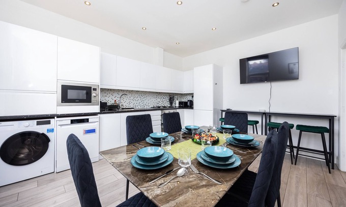 Shepherd's Bush Apartment | Stylish 3-Bed Flat in Lively Shepherd's Bush