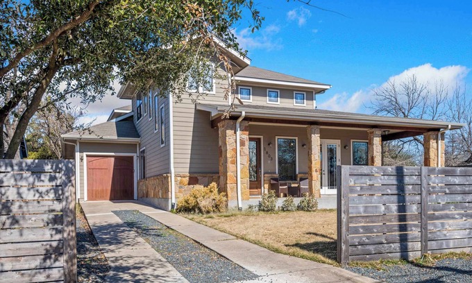Central East Austin House | Bright Home in East Austin with Cowboy Pool & 10/10 Rating