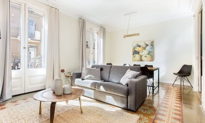 El Raval Apartment | Bright 4 Bedroom Apartment with Balcony near Las Ramblas