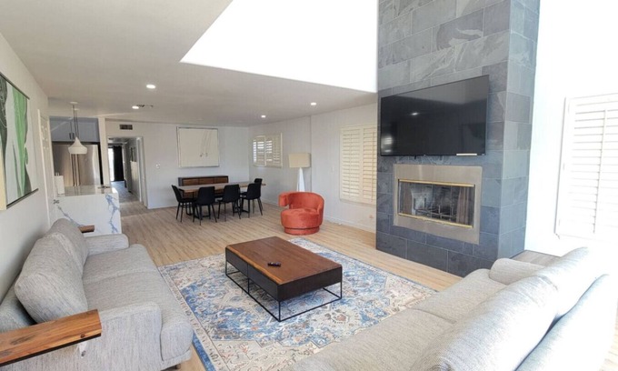 Marina Peninsula Apartment | Bright 5 bdroom 3 bath w/Rooftop Deck by the Beach