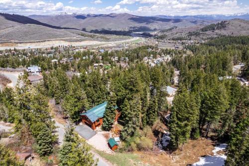 Summit Park House | Park City Mountain Retreat: 4BR with Hot Tub & Fire Pit