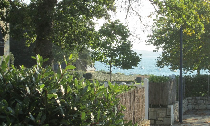 Beg-Meil House | Cozy Beach Retreat: Guest Rated 9.6, Steps from the Shore