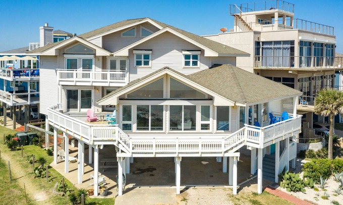 Bermuda Beach House | Bright Beachfront Home with Gulf Views & Chef's Kitchen