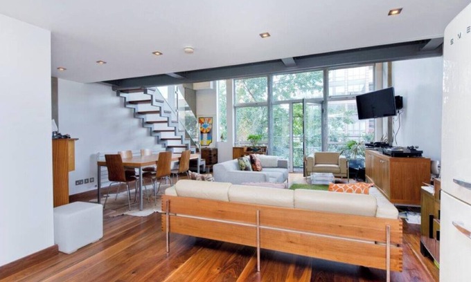 Hackney Apartment | Bright Botanical Loft with Spa & Breakfast in Haggerston