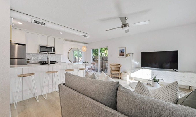 South Lamar Condo | Bright&Airy Condo min from DT, Zilker, and SoCo!