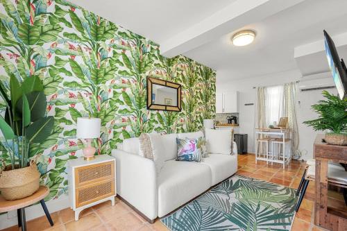 Flamingo Parks Apartment | Bright and Airy Apartment on Flamingo Dr