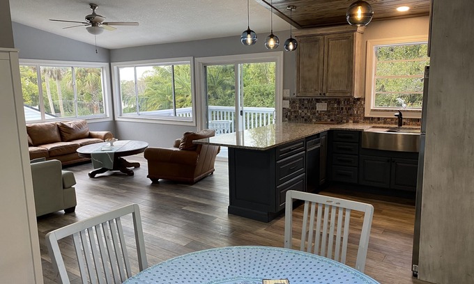 Ozona Apartment | Bright Ozona on the Gulf: 10/10 Rated with Oceanfront Bliss