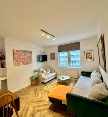 Hammersmith Apartment | Bright Two Bedroom Apartment - Family Friendly Retreat