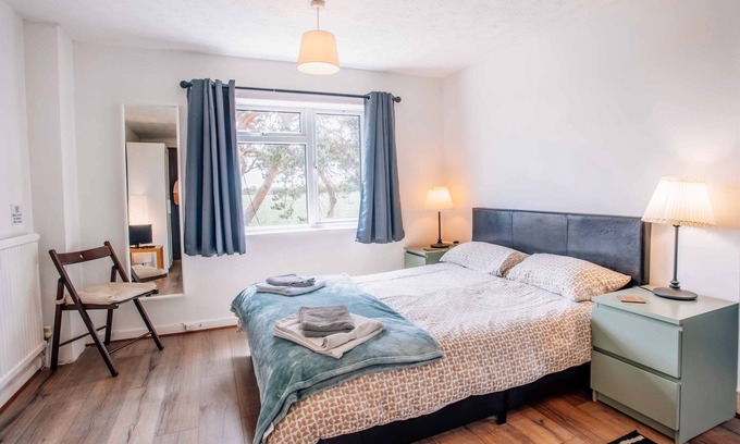 Walberswick Cabin | Bright Studio in Walberswick with Pool & Spa Access