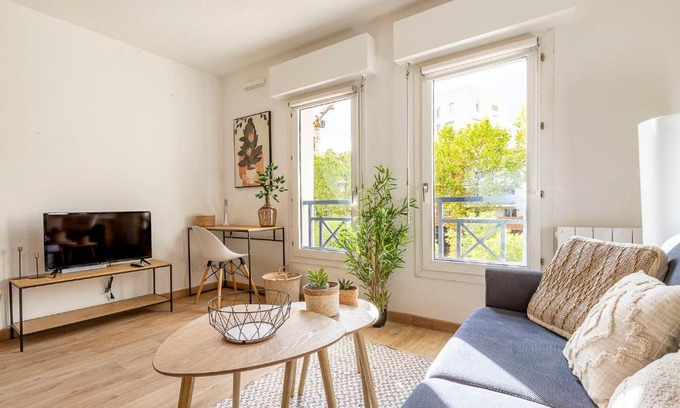 Casselardit Apartment | Bright Studio Steps from Tram - Family-Friendly Stay