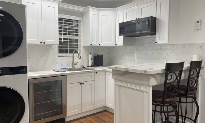 Burbank Apartment | Bright and Cozy Guest House