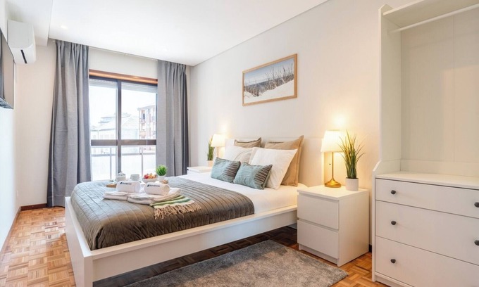 Paranhos Apartment | Bright and Elegant Urban Flat w/Balcony by Host Wise
