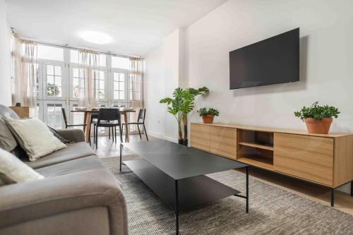 Parque Ayala Apartment | Modern Apartment by REMS: Child-Friendly Comfort Awaits