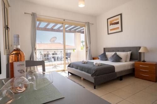 Peyia Town Apartment | Bright and Modern Studio with Poolside Relaxation and Fast WiFi