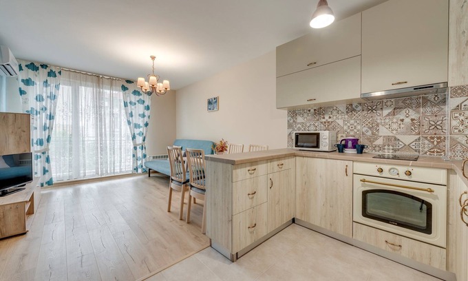 Oborishte Apartment | Bright Newly Refurbished Apartment with Restaurant and Kitchen
