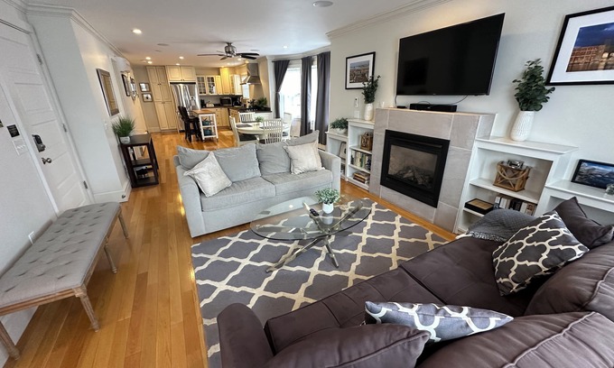 Off Broadway Apartment | Bright 2 Bed Apartment with Kitchen in Broadway Neighborhood