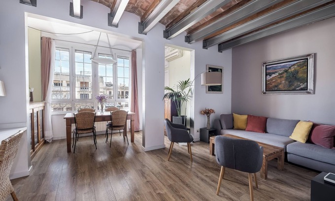 la Vila de Gracia Apartment | Tranquil Duplex Apartment with Spa and Hot Tub Access