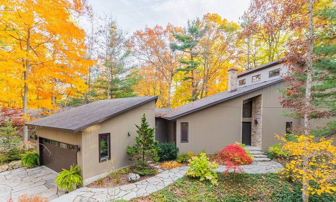 Grand Bend House | Guest Rated 9.6: Family Retreat in Southcott Pines, Grand Bend