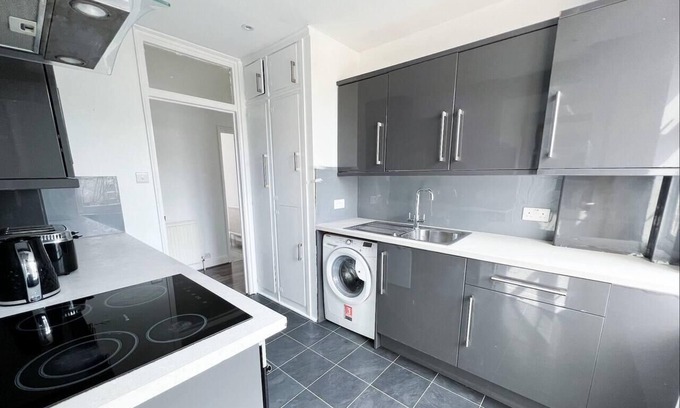 Sutton South Apartment | Bright 2-Bed Apartment with Kitchen in Sutton, Ideal for Families