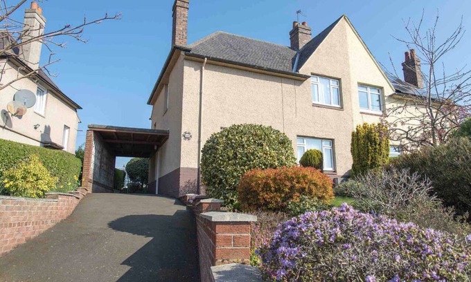 Rosyth House | Welcoming 3-Bedroom House Near Edinburgh, Pet-Friendly Stay
