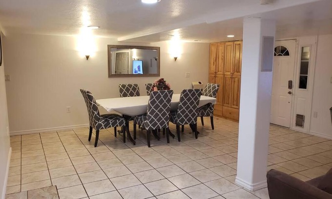 White City Apartment | Bright 3-Bedroom Suite Ideal for Families Near the Mountains