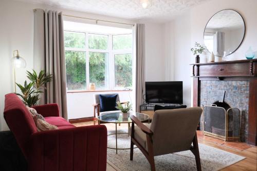 Clapham House | Comfortable 4 Bed House with Private Parking for Families
