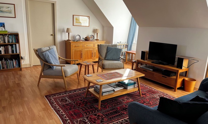 Newington Apartment | Bright South Edinburgh Flat with Breathtaking Views & Pool