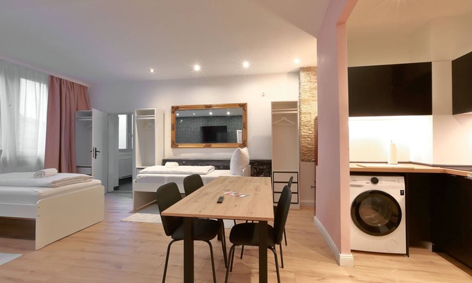 Schoeneberg Apartment | Stylish Apartment in Schöneberg with Spa and Breakfast