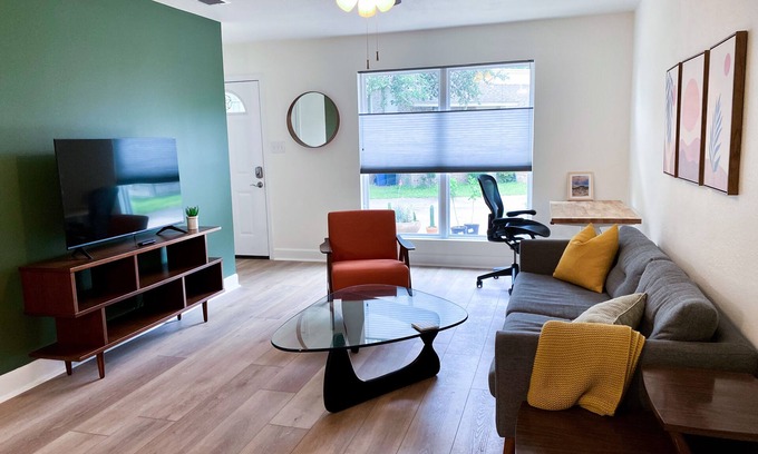 Austin House | Stylish Two Bedroom Home with Breakfast in South Austin