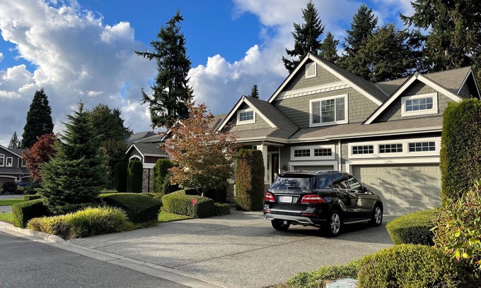 Kirkland House | Bright South Rose Hill Home with Spa Near Downtown Kirkland