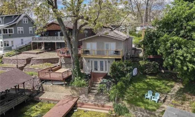 Portage Lakes House | Bright Home on Portage Lakes with Spa & Hot Tub Access