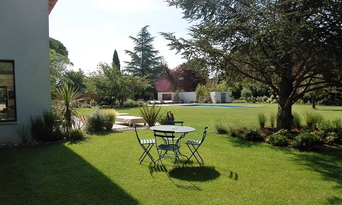 Aix-en-Provence House | Inviting House Near Aix: Tranquil Retreat with Pool