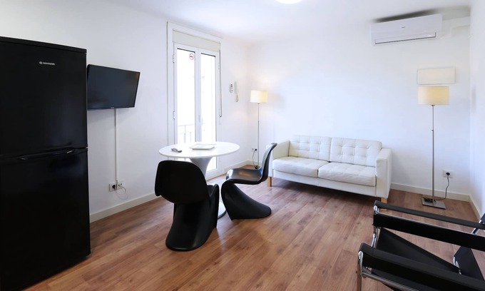 Arenys de Mar Apartment | Modern Apartment in the Heart of Arenys with Spa & Kitchen