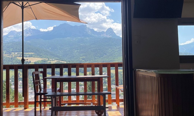 Barcelonnette Apartment | Bright Apartment with Panoramic Views in Barcelonnette