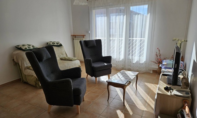 Le Pradet Apartment | Relaxing Beachside Apartment with Kitchen & Breakfast Included