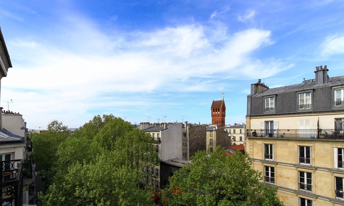 17th Arrondissement Apartment | Charming Rooftop Apartment with Breakfast in Paris